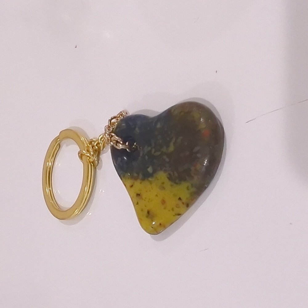 Beautiful stone like glass drop keychain on gold ring. Great housewarming gift